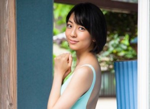 小島梨里杏